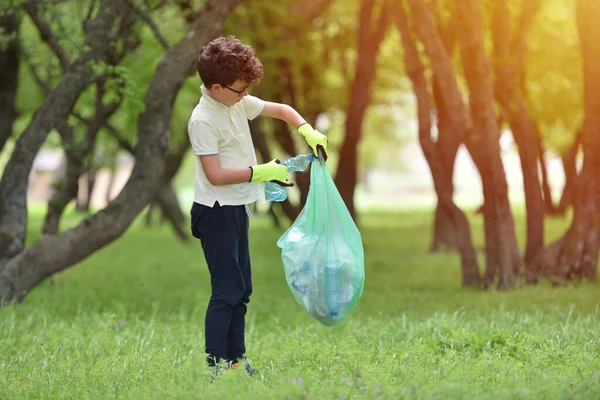 Çöp tenekesini geri dönüşümlü çöp çöpü temizleme eğitimi. Doğa temizliği, gönüllü ekoloji yeşil kavramı. Genç erkekler ve çocuklar bahar ormanlarını gün batımında alırlar. Çevre plastik kirliliği