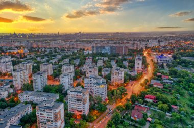 Galati, ROMANIA - 22 Temmuz 2021: Galati City, Romanya 'nın havadan görüşü. Gece şehir ışıkları gün batımından sonra mavi saatte