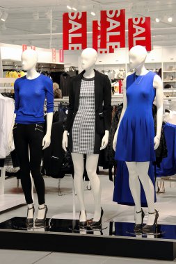 Bir giyim mağazasında mankenler