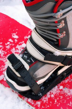 Kar üstünde snowboard çizme