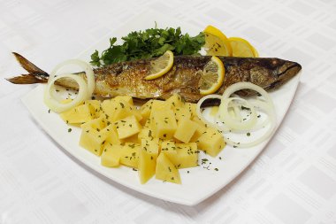 Kızarmış uskumru balığı