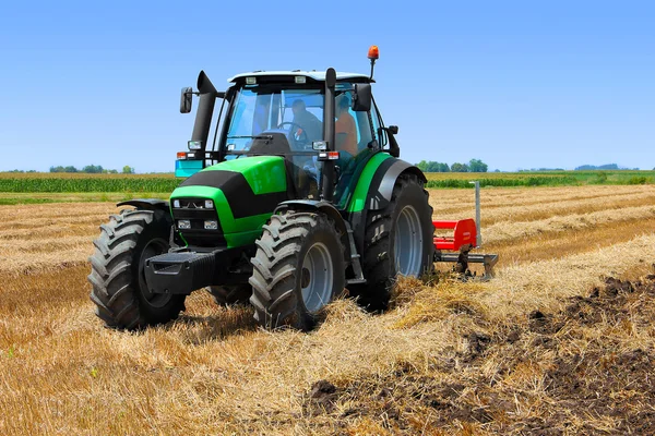 A mezőgazdasági traktor — Stock Fotó