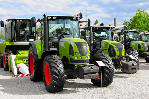 Экспозиция трактора и комбайна
