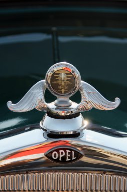 Eski Opel işareti klasik vintage oldtimer araba