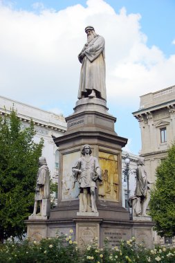 leonardo da vinci milan'ın heykeli