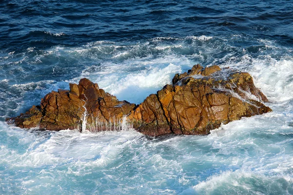 Onde d'acqua sulle rocce — Foto Stock