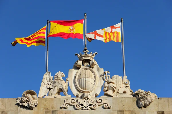 Banderas de España en el techo del Ayuntamiento De Barcelona — Foto de Stock