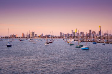 Melbourne manzarası ile St. Kilda liman