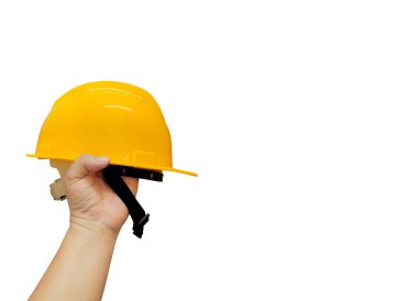 Beyaz arka planda sarı kaskı tutan mühendis..