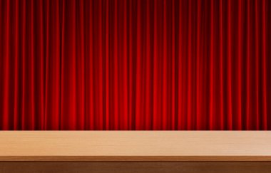 Boş bir tahta masa, kırmızı perdeli bir arka plan..