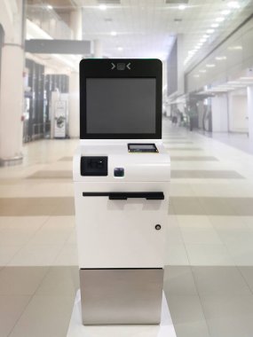 Havaalanında self-servis otomat otomatları var..