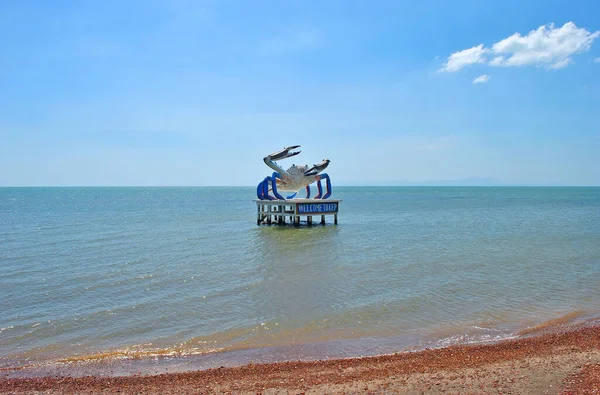 Kamboçya 'nın Kep eyaletinde büyük bir yengeç heykeli.