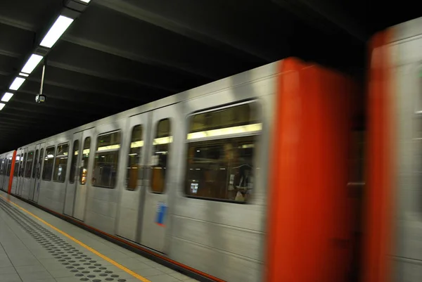 Metroen Tog Der Begyndte Bevæge Sig - Stock-foto