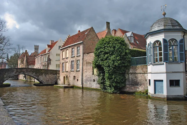 Canal Ciudad Brujas Casas Antiguas Bajo Nubes Oscuras — Foto de Stock