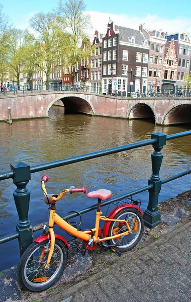 Bicicleta Infantil Terraplén Del Canal Ámsterdam — Foto de Stock