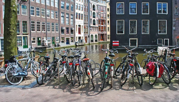 Bicicletas Ámsterdam Orillas Uno Los Canales Ciudad — Foto de Stock