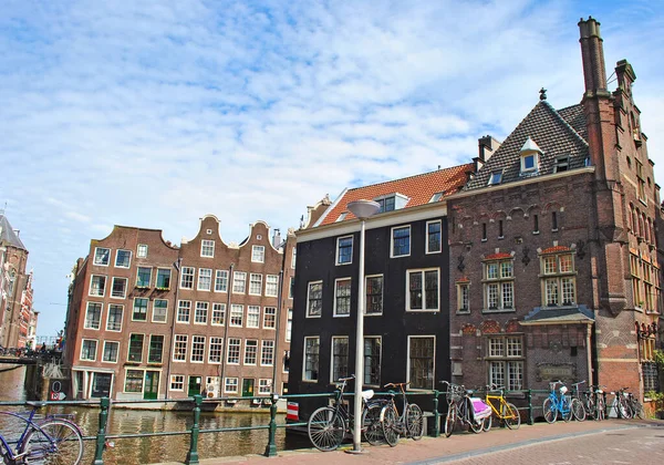 Centro Ámsterdam Casas Antiguas Canal Ciudad Puente Bicicletas — Foto de Stock