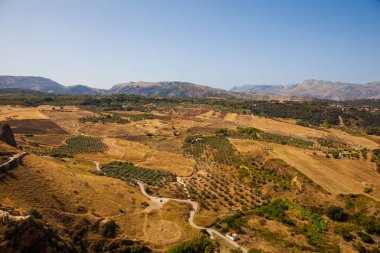 Endülüs manzarası, kırsal yol ve kaya Ronda, Endülüs, İspanya. Fotoğraf 23 Eylül 2020 'de çekildi..