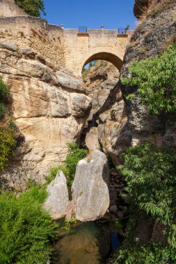 Malaga, Endülüs, İspanya yakınlarındaki Ronda 'da eski bir taş köprü. Fotoğraf 23 Eylül 2020 'de çekildi..