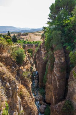 Malaga, Endülüs, İspanya yakınlarındaki Ronda 'da eski bir taş köprü. Fotoğraf 23 Eylül 2020 'de çekildi..