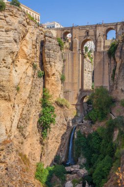 Malaga, Endülüs, İspanya yakınlarındaki Ronda 'da eski bir taş köprü. Fotoğraf 23 Eylül 2020 'de çekildi..