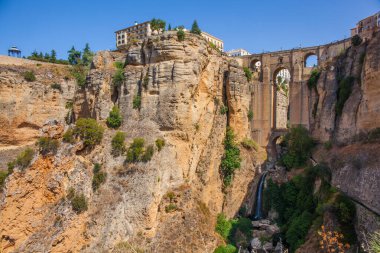 Malaga, Endülüs, İspanya yakınlarındaki Ronda 'da eski bir taş köprü. Fotoğraf 23 Eylül 2020 'de çekildi..