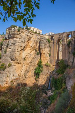 Malaga, Endülüs, İspanya yakınlarındaki Ronda 'da eski bir taş köprü. Fotoğraf 23 Eylül 2020 'de çekildi..