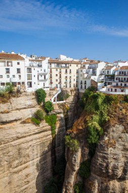 Ronda, İspanya, Endülüs 'te beyaz evleri olan küçük bir köy. Fotoğraf 23 Eylül 2020 'de çekildi..