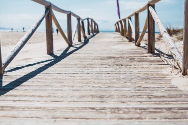 Okyanusa giden yol. Tarifa 'daki ahşap iskele, Cdiz, İspanya.