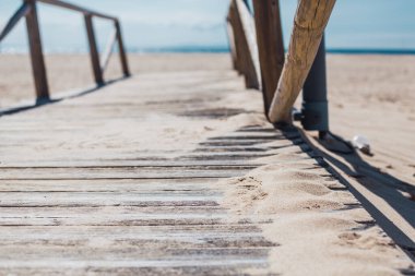 Okyanusa giden yol. Tarifa 'daki ahşap iskele, Cdiz, İspanya.