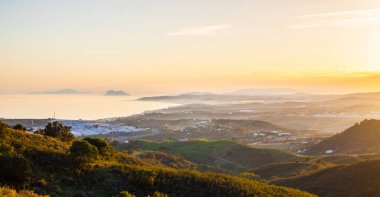 Dağlarda gün batımı. Güzel renkli günbatımı manzarası.