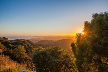 Dağlarda gün batımı. Güzel renkli günbatımı manzarası.