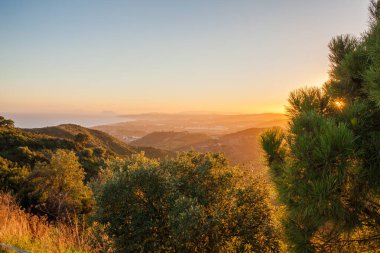 Dağlarda gün batımı. Güzel renkli günbatımı manzarası.