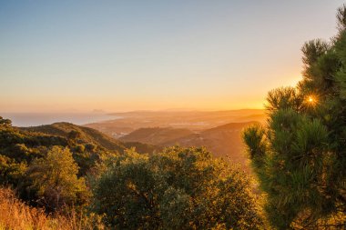 Dağlarda gün batımı. Güzel renkli günbatımı manzarası.