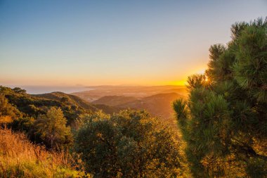Dağlarda gün batımı. Güzel renkli günbatımı manzarası.