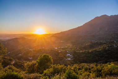Dağlarda gün batımı. Güzel renkli günbatımı manzarası.