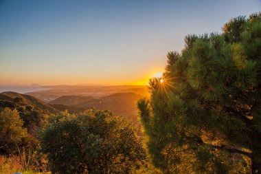 Dağlarda gün batımı. Güzel renkli günbatımı manzarası.