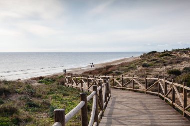 Dunas de Artola - Marbella 'daki Doğal Park, Costa del Sol, İspanya. Tahta yol, turistik kargaşa.