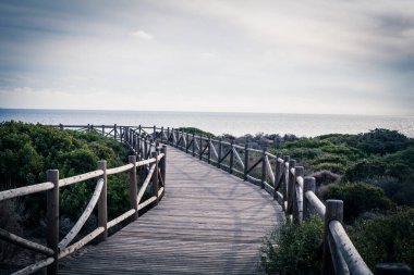 Dunas de Artola - Marbella 'daki Doğal Park, Costa del Sol, İspanya. Tahta yol, turistik kargaşa.