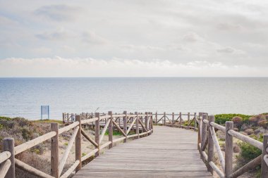 Dunas de Artola - Marbella 'daki Doğal Park, Costa del Sol, İspanya. Tahta yol, turistik kargaşa.