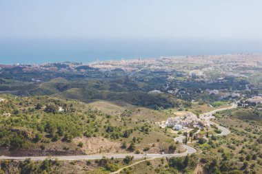 Kosta Del Sol, Endülüs, İspanya 'daki Mijas kasabasının panoramik manzarası.