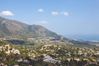 Kosta Del Sol, Endülüs, İspanya 'daki Mijas kasabasının panoramik manzarası.