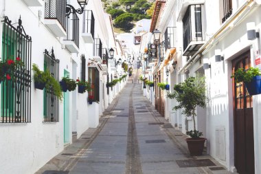 Mijas Picorresque caddesinin güzel manzarası. Mijas, Endülüs, İspanya. Fotoğraf - 04.04.2021.