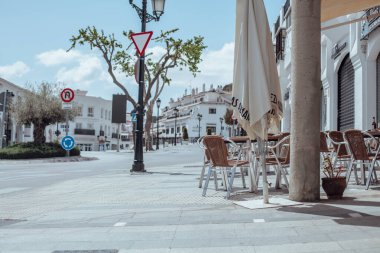 Mijas Picorresque caddesinin güzel manzarası. Mijas, Endülüs, İspanya. Fotoğraf - 04.04.2021.