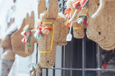 Hediyelik eşya dükkanı. Mijas köyünün merkezindeki bir hediyelik eşya dükkanının önünde sergileniyordu. Endülüs, İspanya. Fotoğraf - 04.04.2021.
