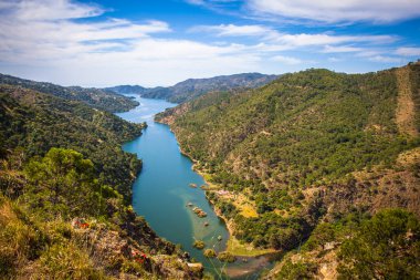 La Concepcion rezervuarının manzarası yükseldi. Marbella, Malaga Eyaleti, Endülüs, İspanya.
