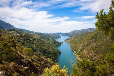 La Concepcion rezervuarının manzarası yükseldi. Marbella, Malaga Eyaleti, Endülüs, İspanya.