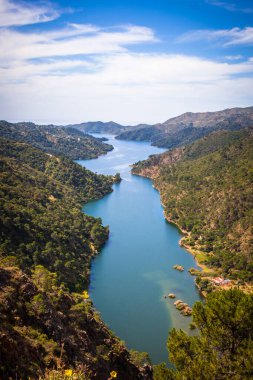 La Concepcion rezervuarının manzarası yükseldi. Marbella, Malaga Eyaleti, Endülüs, İspanya.