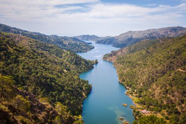 La Concepcion rezervuarının manzarası yükseldi. Marbella, Malaga Eyaleti, Endülüs, İspanya.