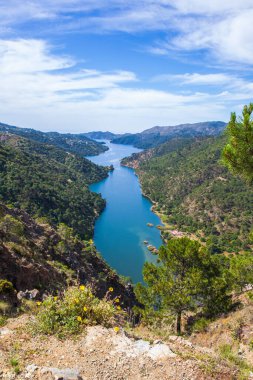 La Concepcion rezervuarının manzarası yükseldi. Marbella, Malaga Eyaleti, Endülüs, İspanya.